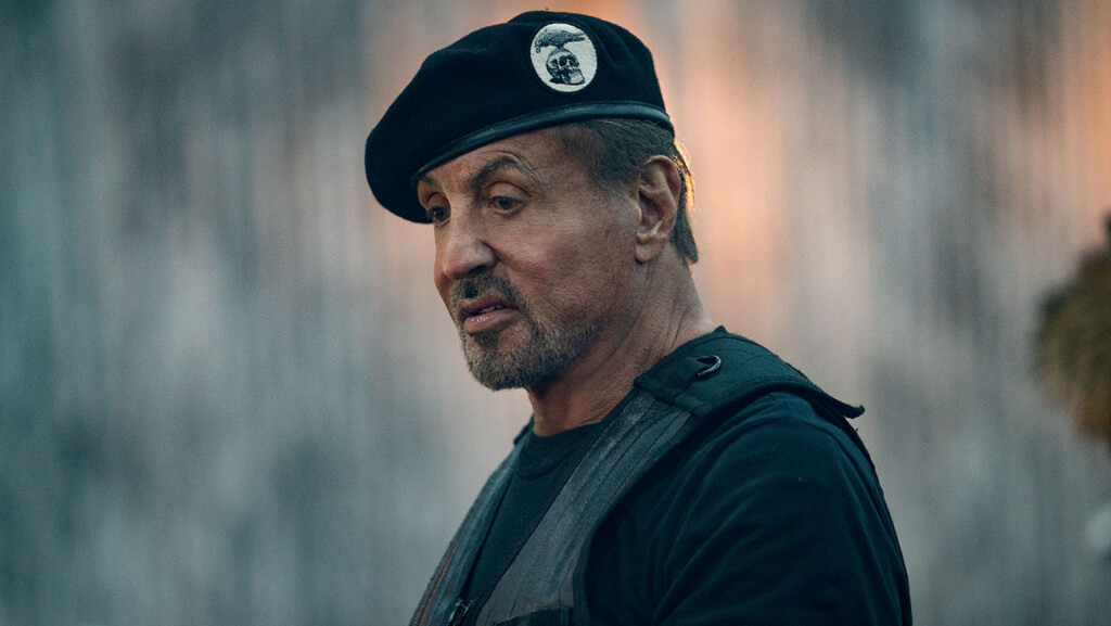 Sylvester Stallone em cena do trailer de Os Mercenários 4