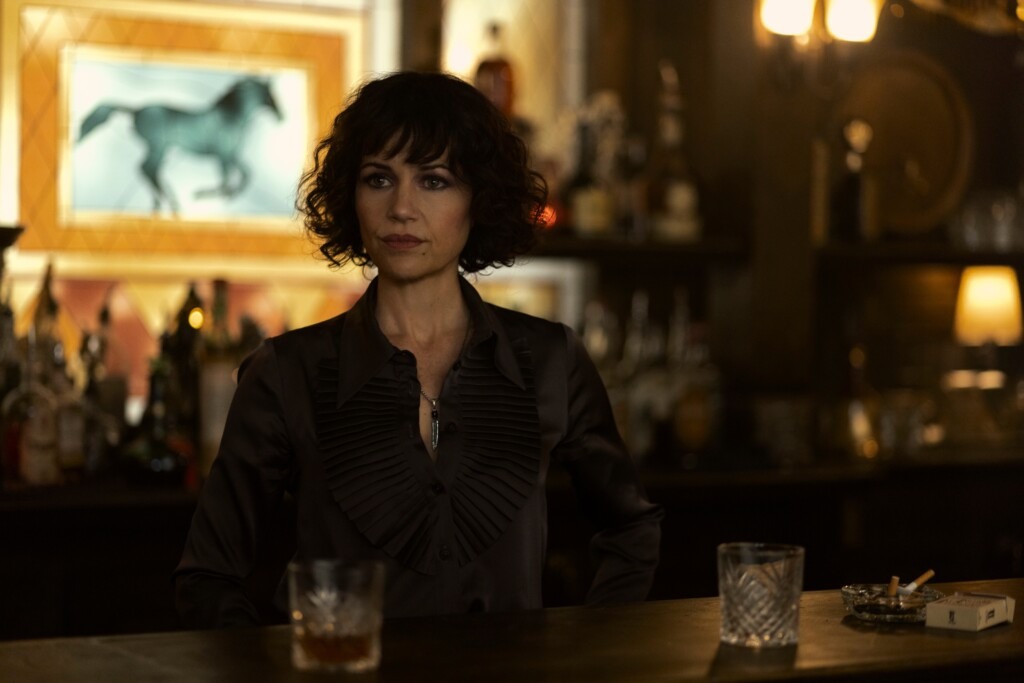 Carla Gugino em A Queda da Casa de Usher