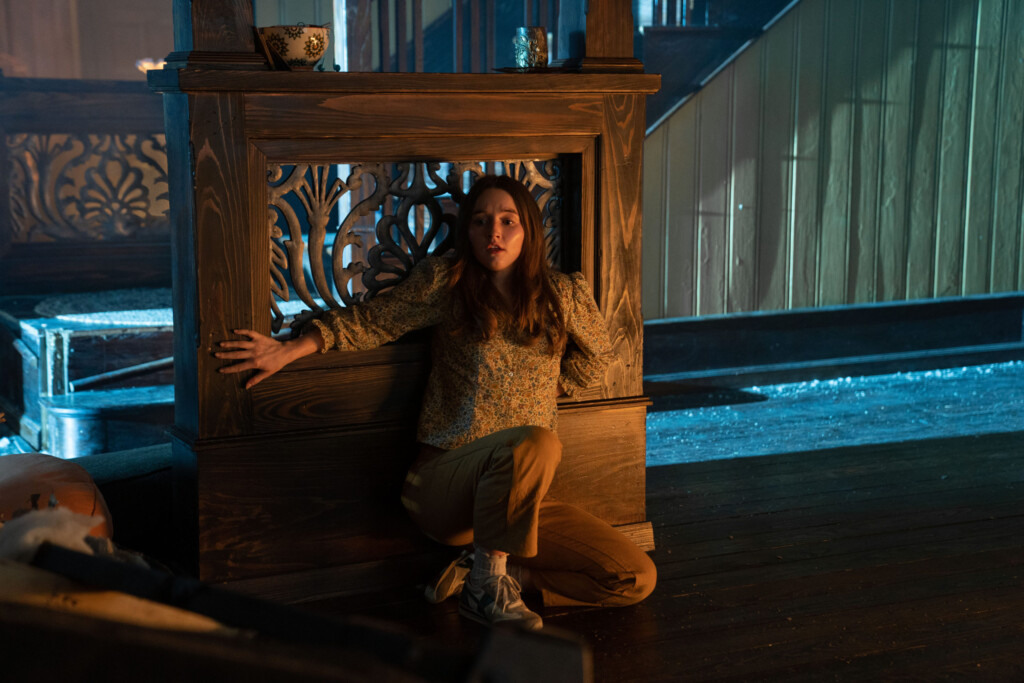 Kaitlyn Dever em Ninguém Vai Te Salvar