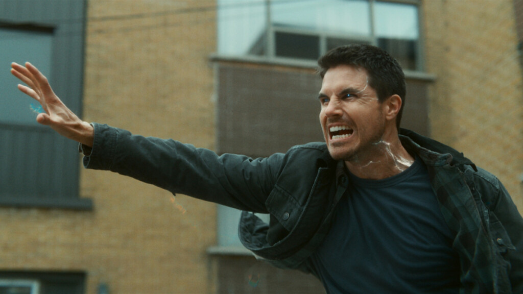 Robbie Amell em Code 8: Parte II