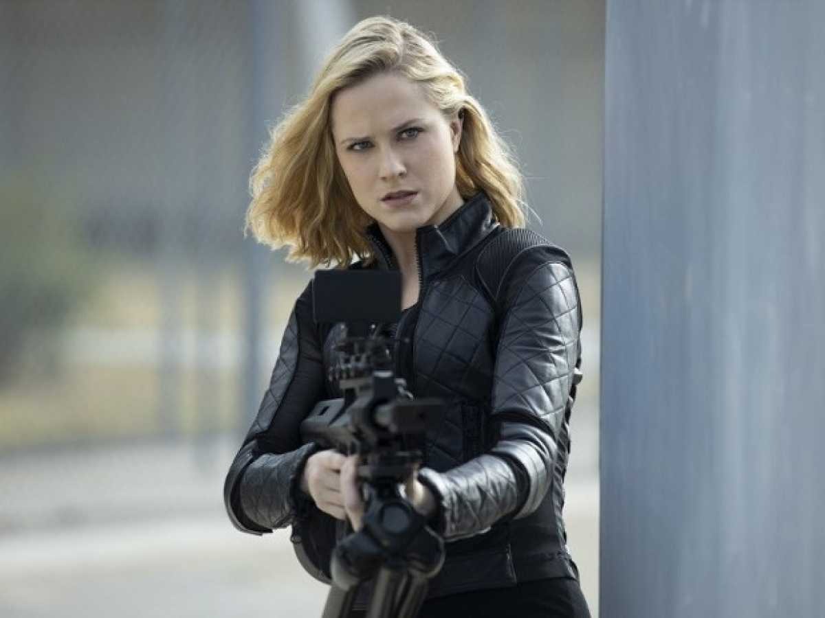 Evan Rachel Wood como Dolores em Westworld