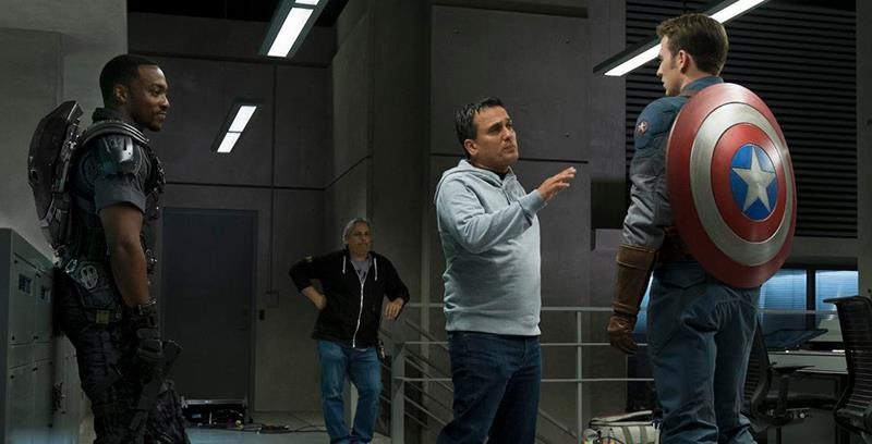 Anthony Mackie, Joe Russo e Chris Evans no set de Guerra Civil