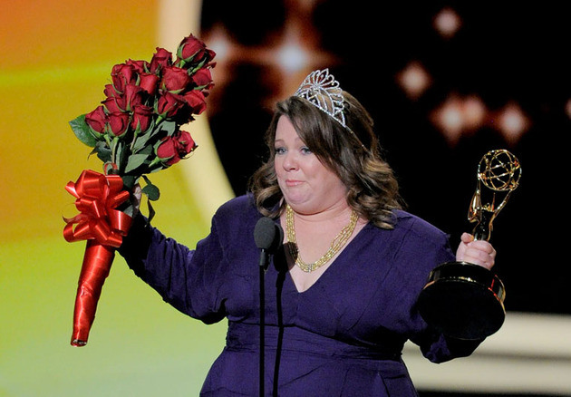  Melissa McCarthy e seu Emmy por Mike & Molly, em 2011