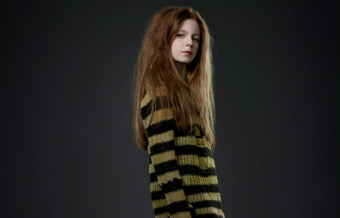 Clare Foley como Ivy, a futura Hera Venenosa