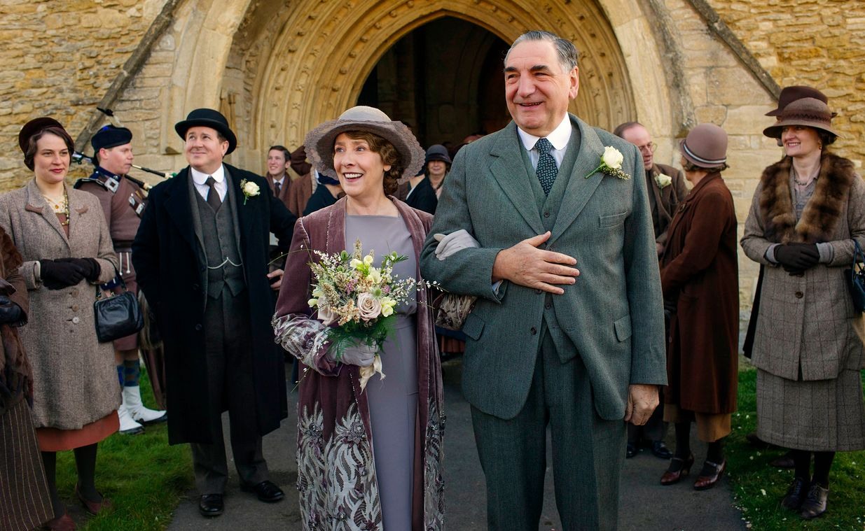 Mrs. Hughes (Phyllis Logan) e Charles Carson (Jim Carter) em Downton Abbey
