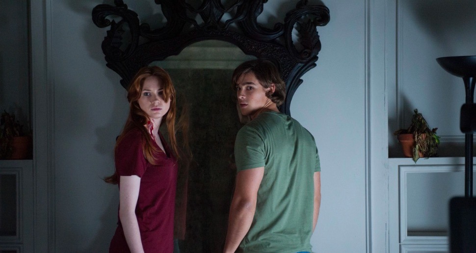   Karen Gillan e Brenton Thwaites em O Espelho (2013)
