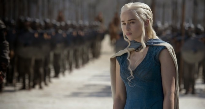 Emilia Clarke como Daenerys em Game of Thrones