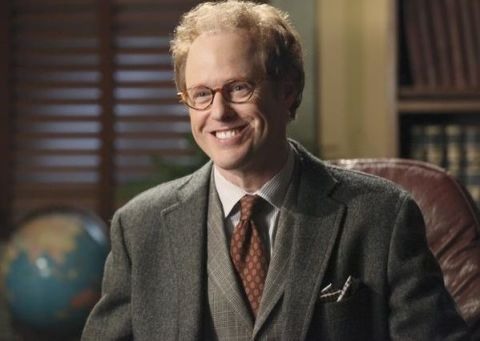 Raphael Sbarge como o Dr. Hopper
