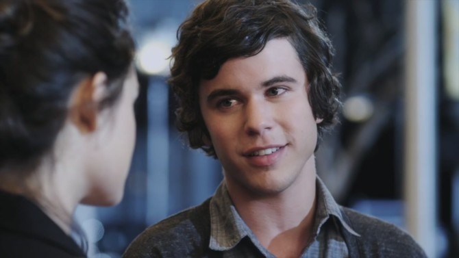 Shane Coffey como Holden em Pretty Little Liars
