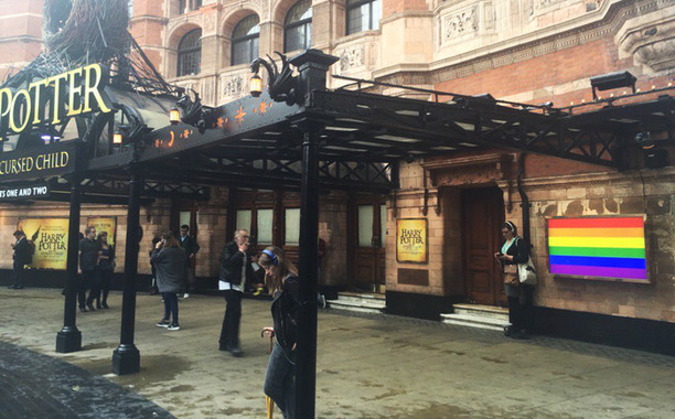 Teatro que exibia Harry Potter and the Cursed Child exibiu bandeira LGBT após ataque em Orlando