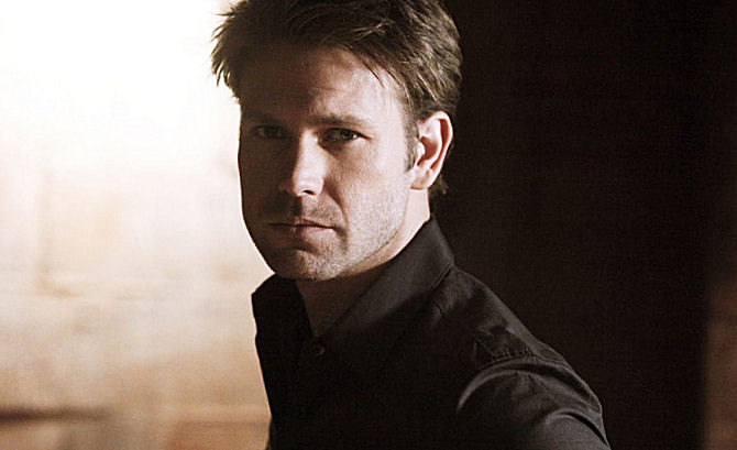 Matt Davis como Alaric em The Vampire Diaries