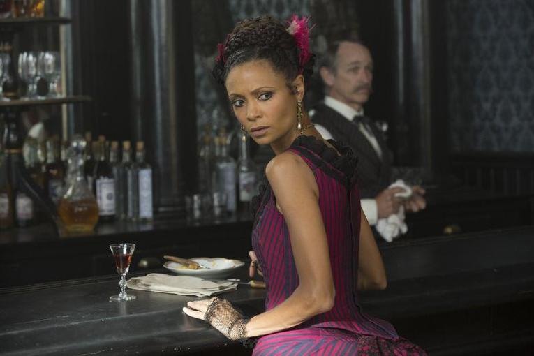 Thandie Newton como Maeve em Westworld