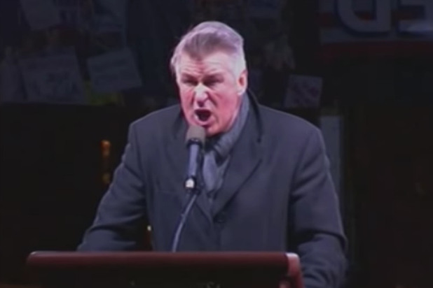 Alec Baldwin imitando Trump no protesto
