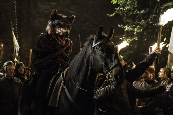 Robb e seu lobo gigante são assassinados em Game of Thrones. 