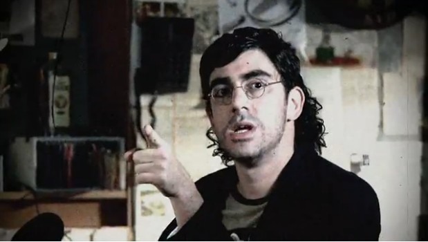 Marcelo Adnet criticando a própria Rede Globo em Tá no Ar.