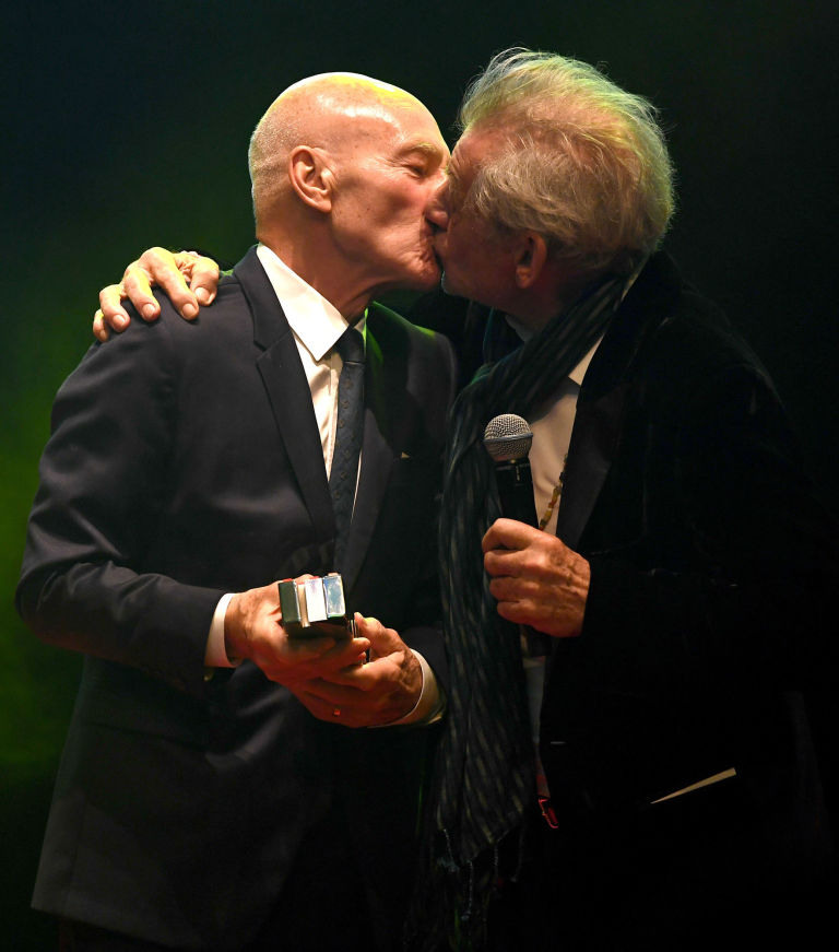 gallery-1490007872-patrick-stewart-ian-mckellen-kiss-empire-awards