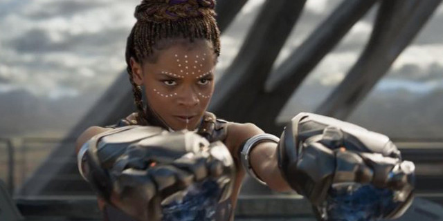 Letitia Wright como Shuri em Pantera Negra.