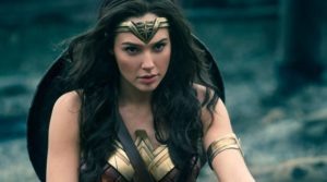 Gal Gadot como Mulher-Maravilha.