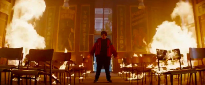 O mutante Pyro, com as faixas ao fundo.