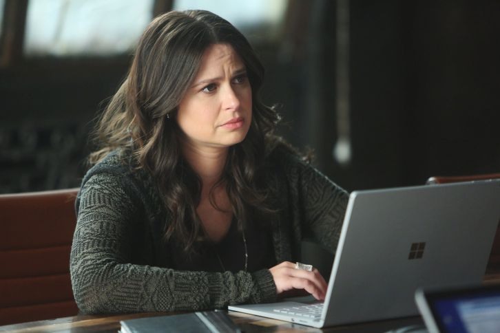 Katie Lowes como Quinn em Scandal