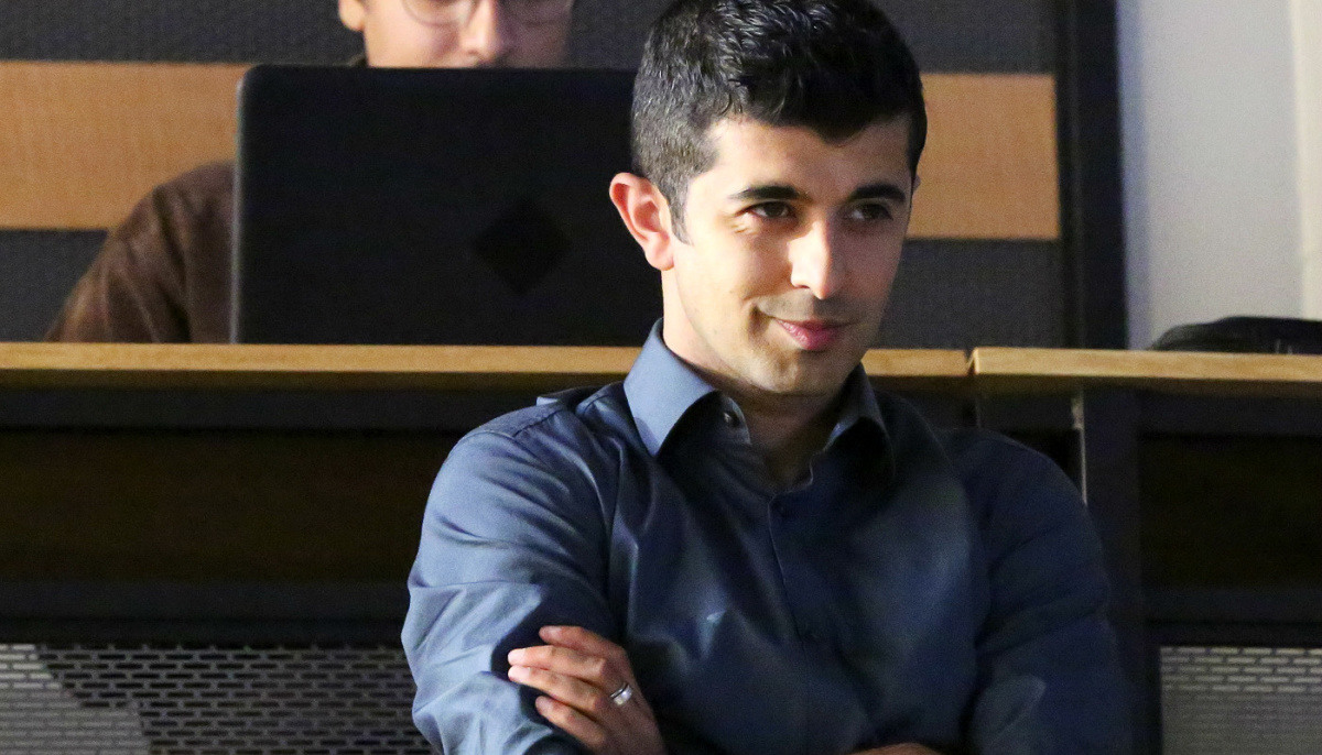 Behzad Dabu como Simon