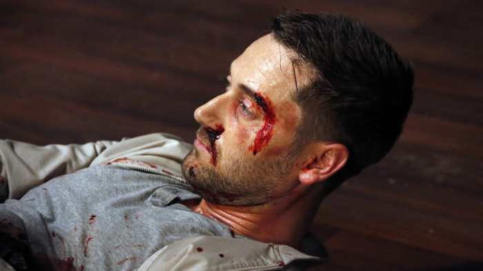 Tom (Ryan Eggold) em seus últimos momentos de vida