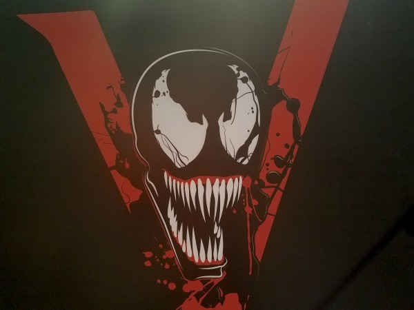 Banner de Venom, com provável logo do filme.
