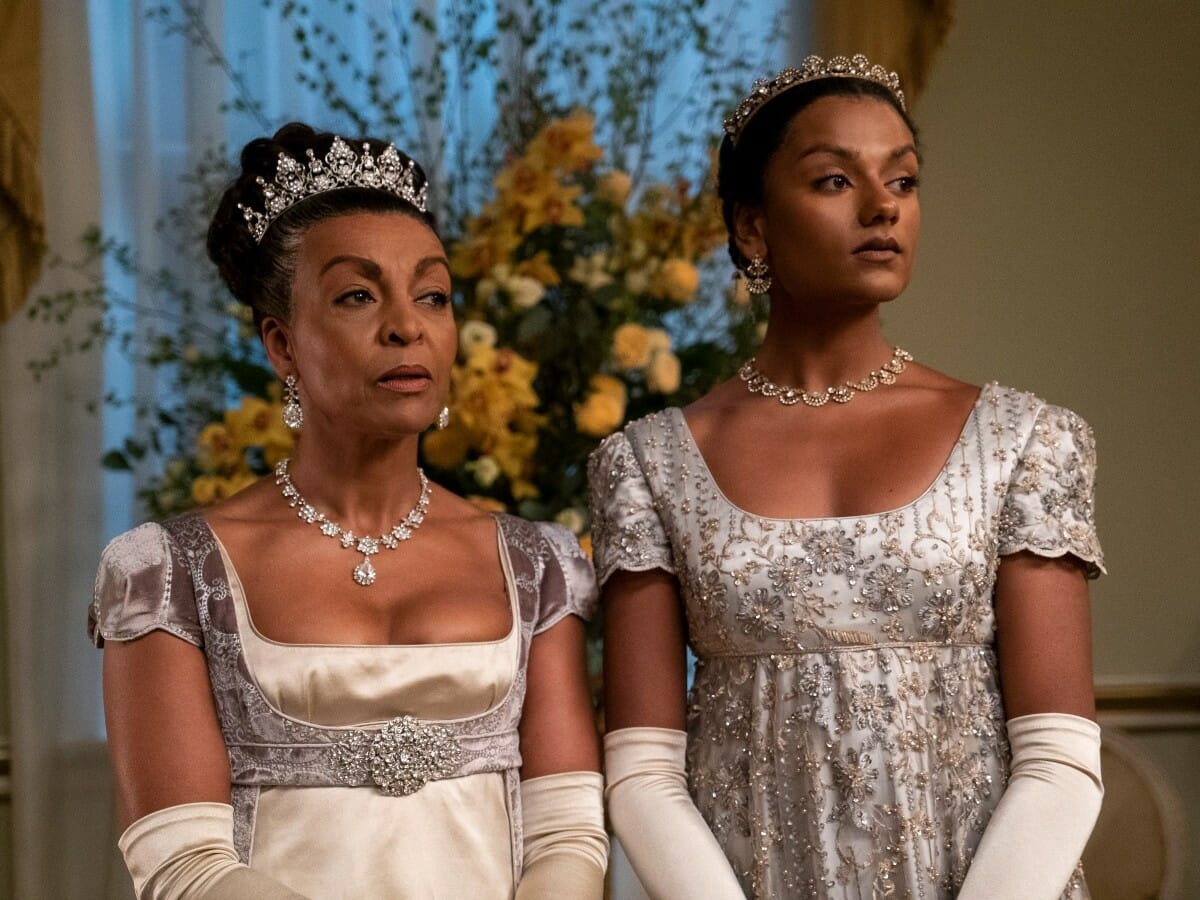 Adjoa Andoh e Simone Ashley como Lady Danbury e Kate Sharma em Bridgerton