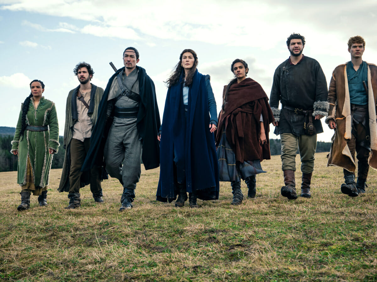 Rosamund Pike e os protagonistas de A Roda do Tempo