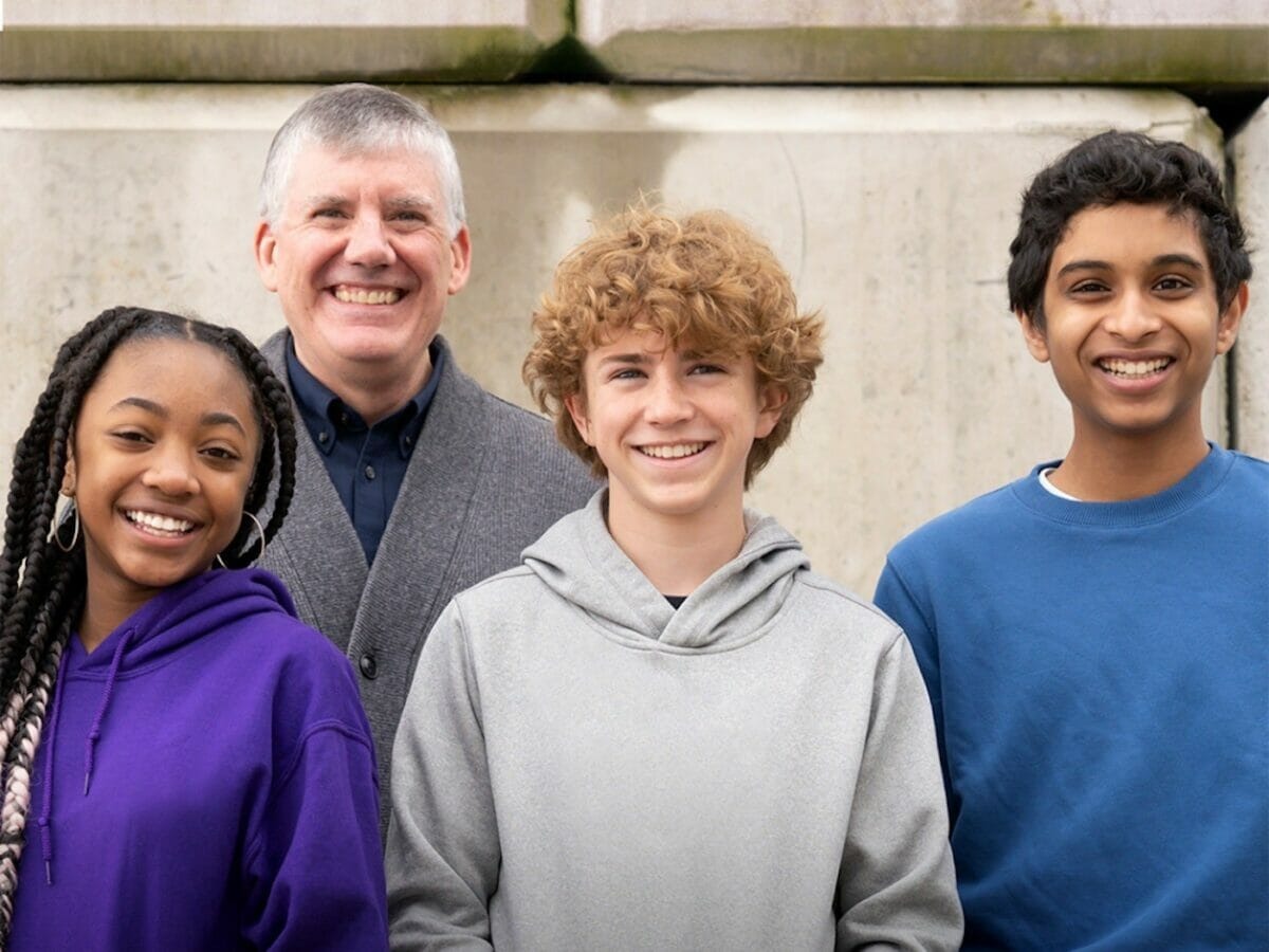 Elenco de Percy Jackson com o ator Rick Riordan