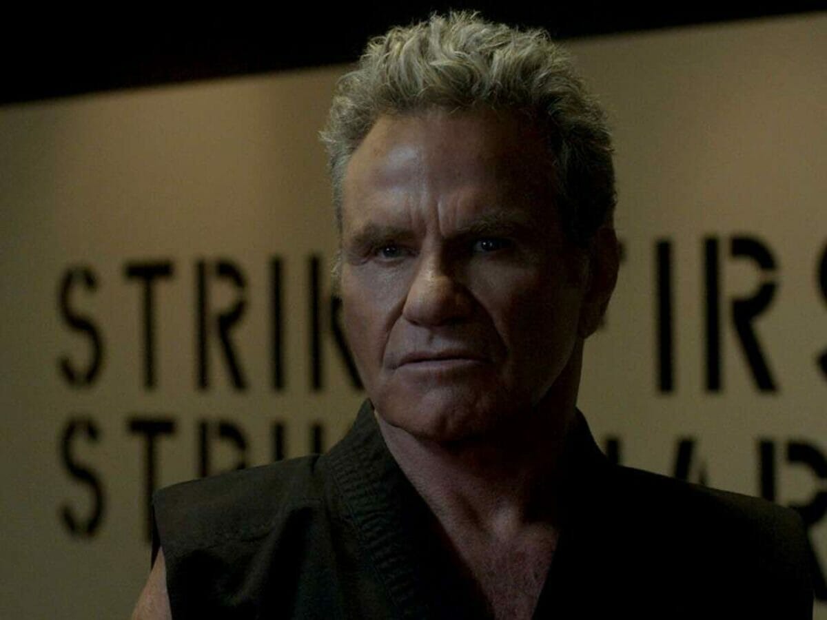 Martin Kove como John Kreese em Cobra Kai