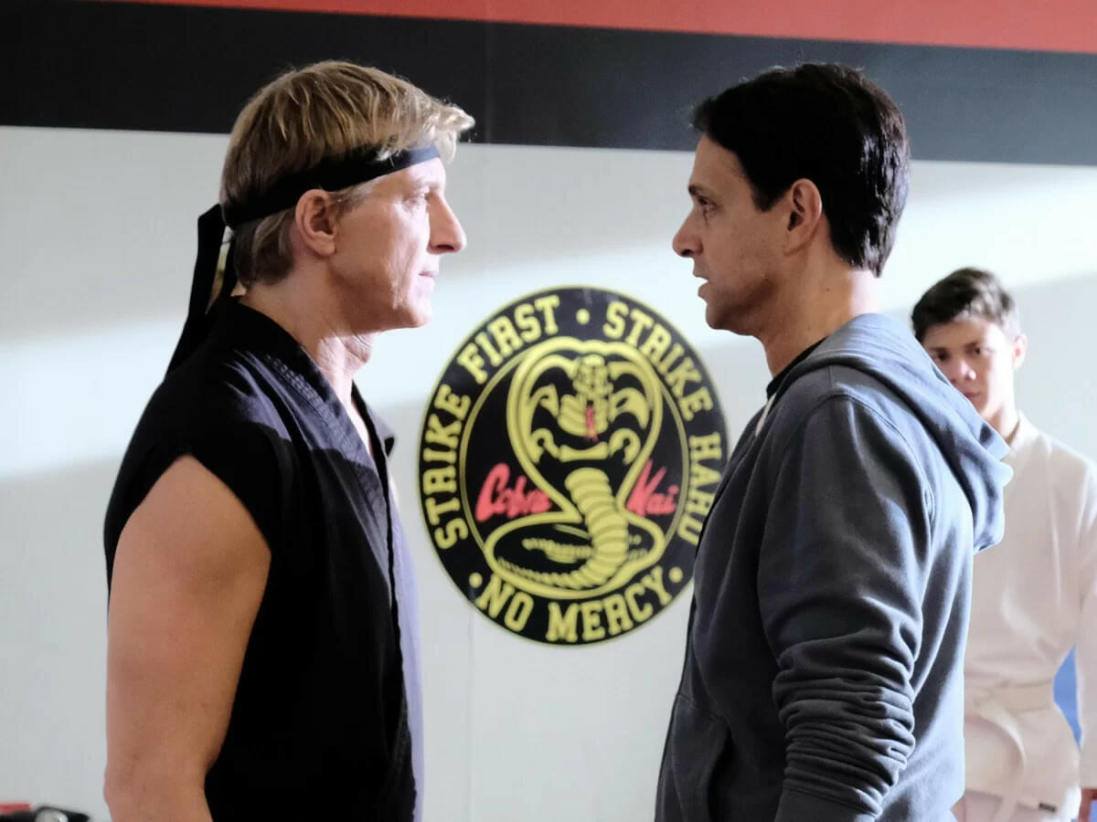 William Zabka e Ralph Macchio como Jonhny Lawrence e Daniel LaRusso em Cobra Kai.