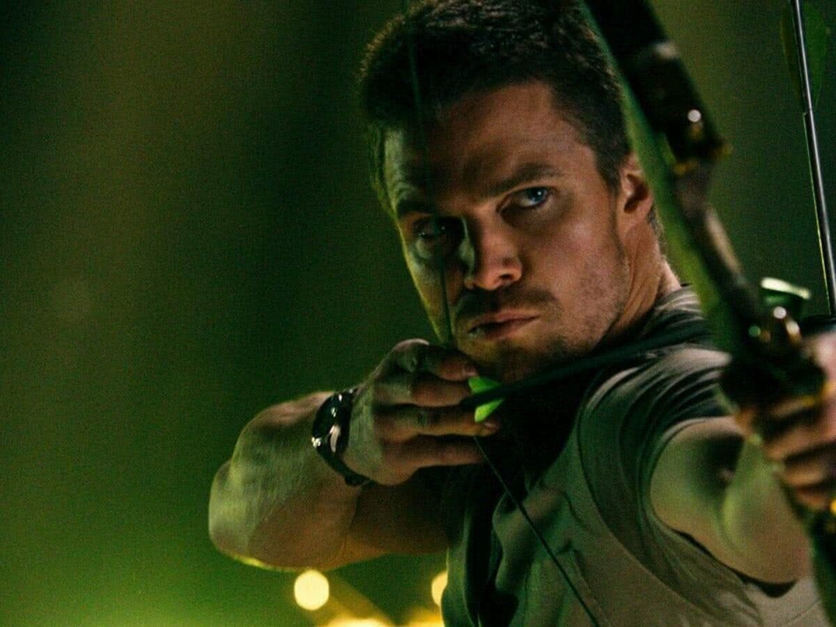 Stephen Amell como Oliver Queen