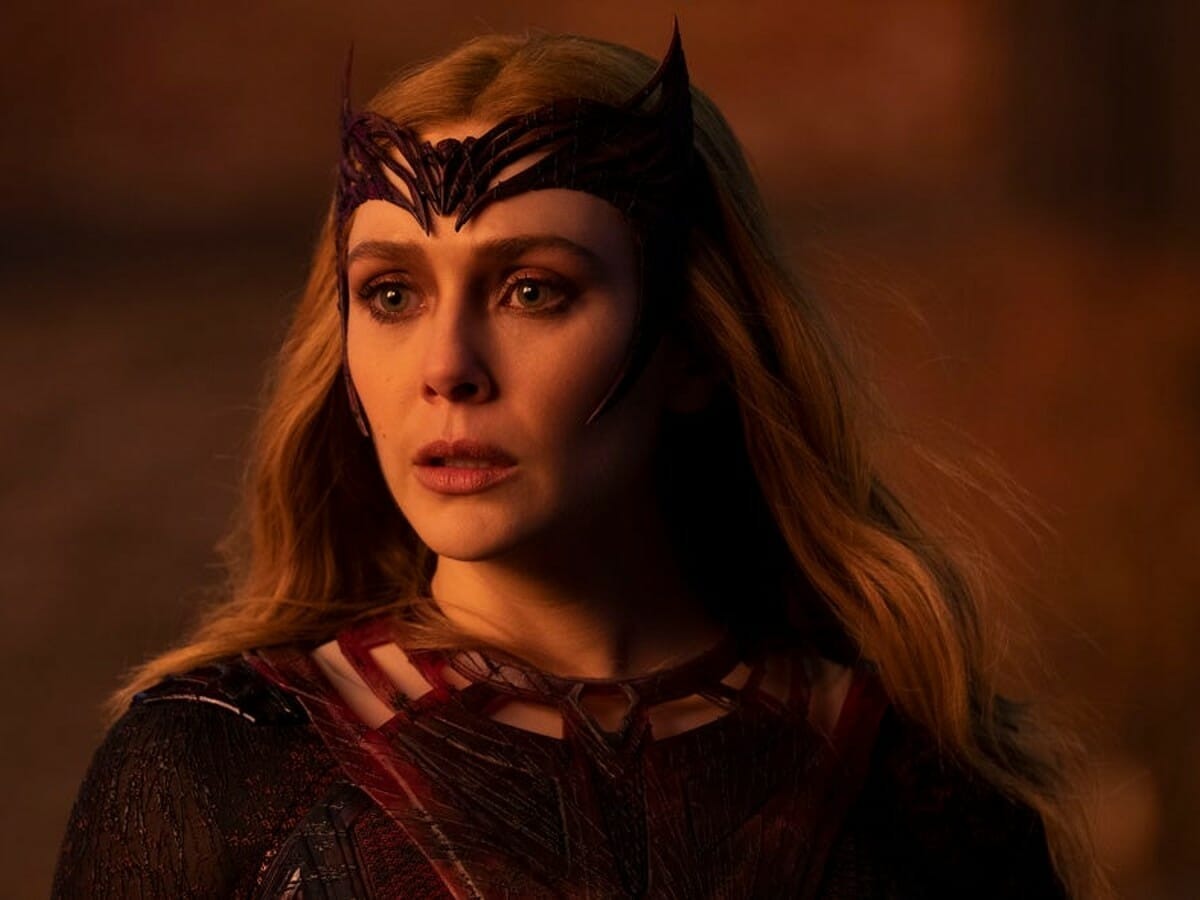 Elizabeth Olsen como Feiticeira Escarlate