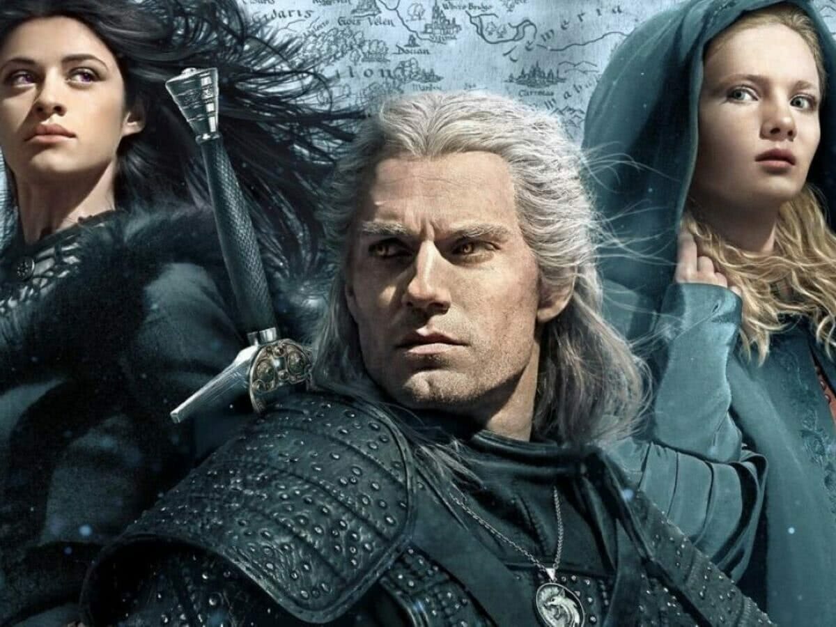 Anya Chalotra, Henry Cavill e Freya Allan em The Witcher