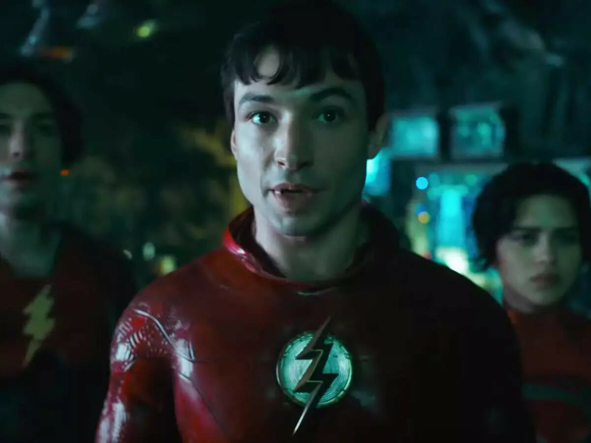 Ezra Miller como Flash