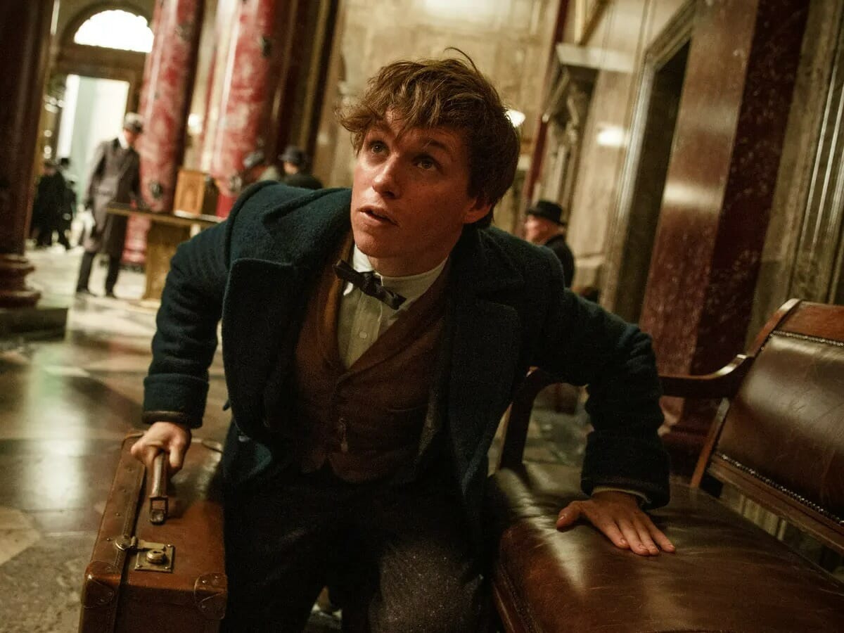 Eddie Redmayne como Newt Scamander