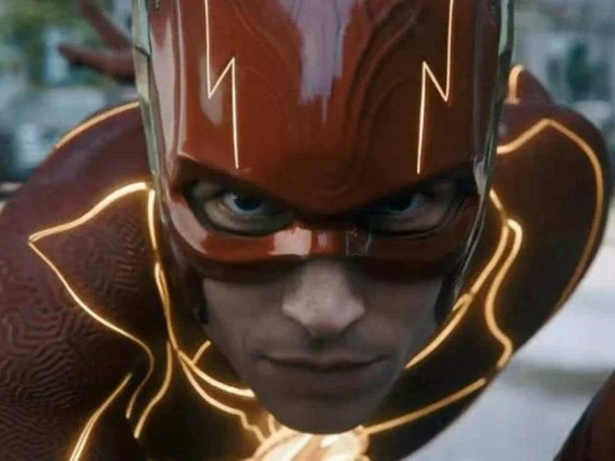 Ezra Miller como Flash