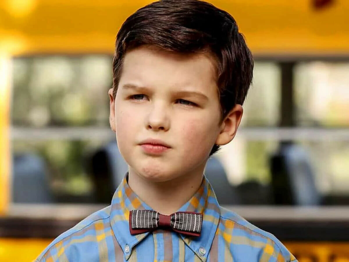 Iain Armitage como Sheldon