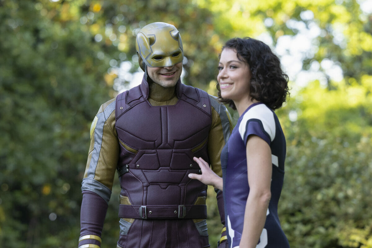 Charlie Cox e Tatiana Maslany em Mulher-Hulk.
