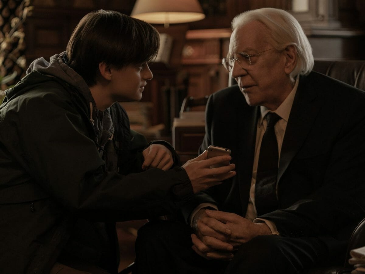 Jaeden Martell e Donald Sutherland em O Telefone do Sr. Harrigan.