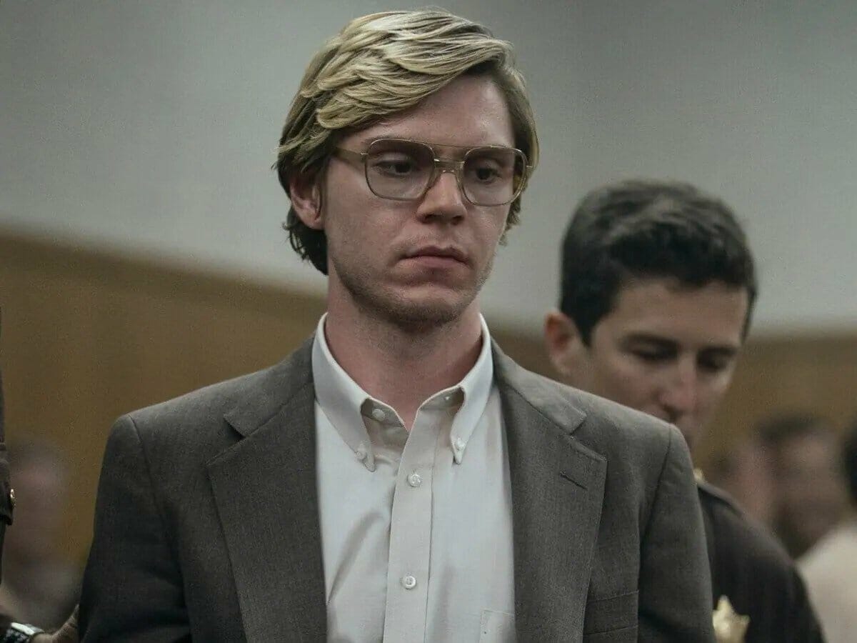 Evan Peters como Jeffrey Dahmer em Um Canibal Americano.