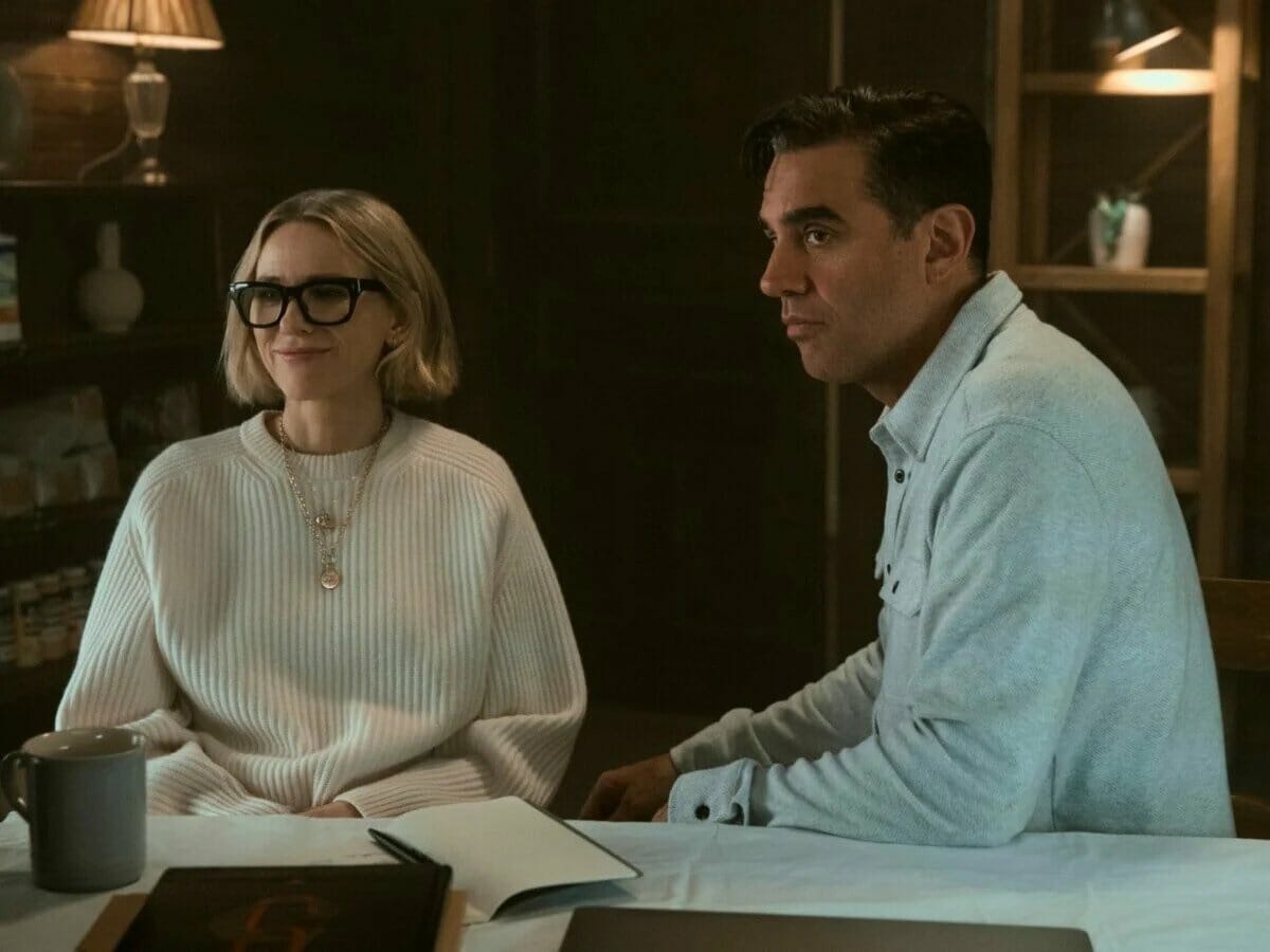 Bobby Cannavale e Naomi Watts em Bem-vindos à Vizinhança.