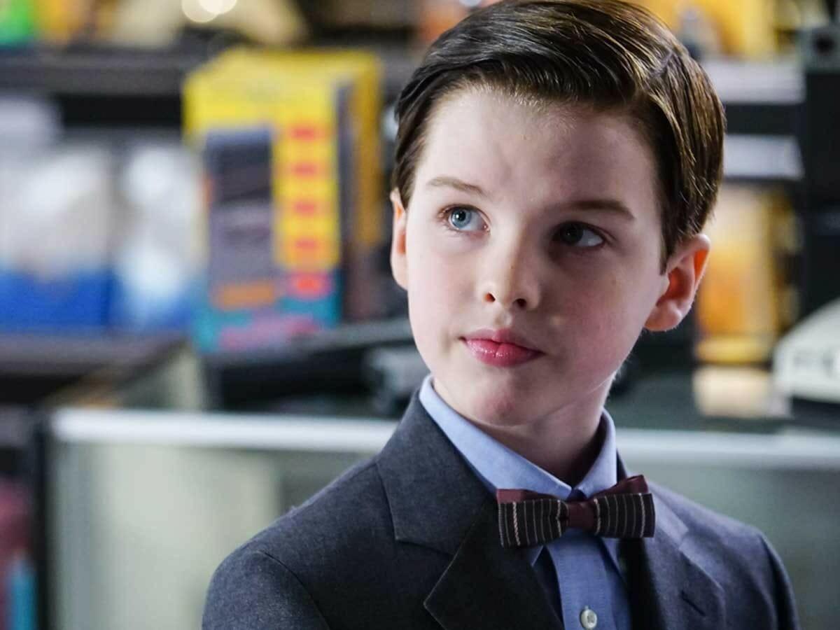 Iain Armitage como Sheldon Cooper