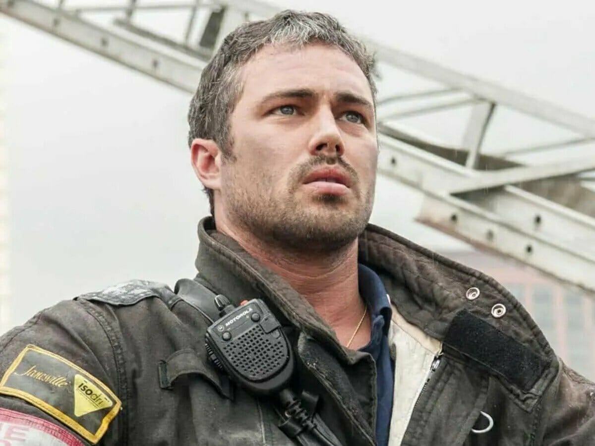 Taylor Kinney como Kelly Severide em Chicago Fire.