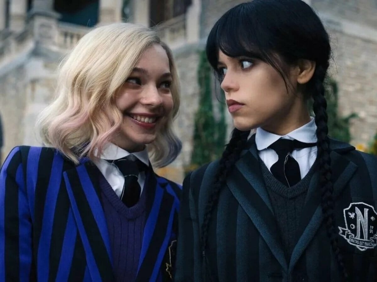 Emma Myers e Jenna Ortega em Wandinha.