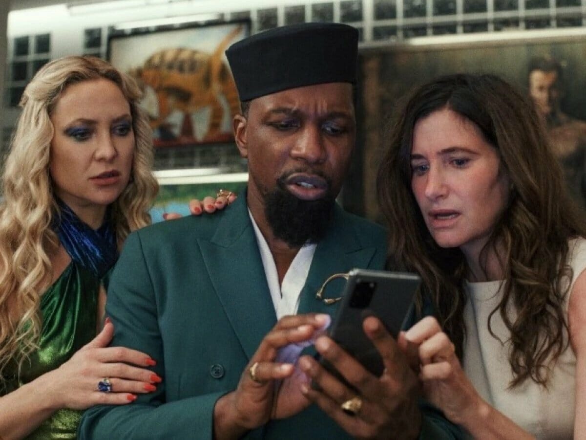 Kate Hudson, Leslie Odom Jr e Kathryn Hahn em Glass Onion: Um Mistério Knives Out