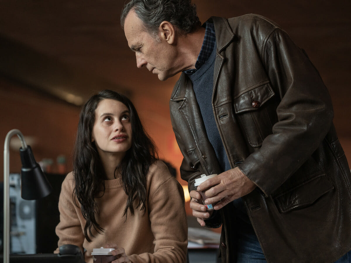A 1ª temporada de A Garota na Fita está disponível na Netflix.
