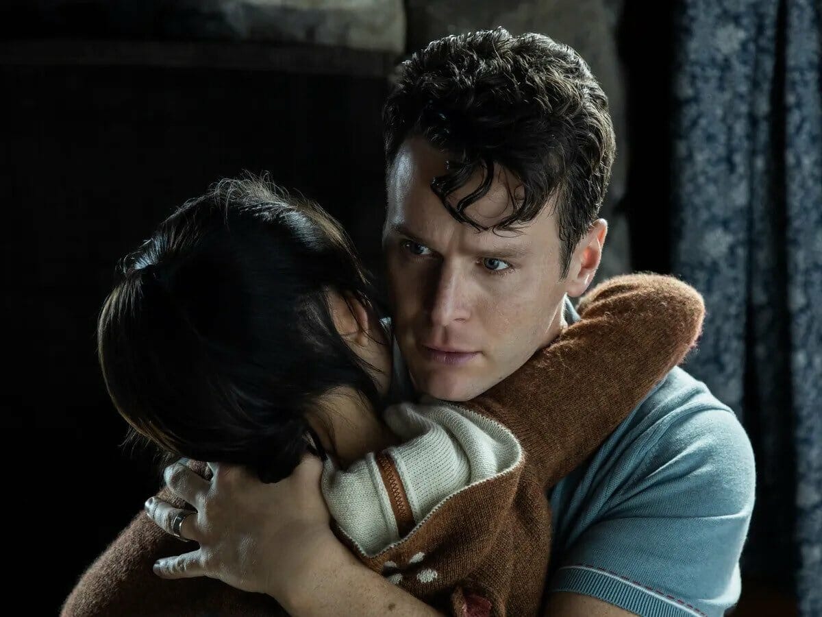 Jonathan Groff está no elenco de Batem à Porta.