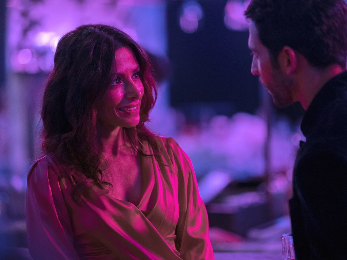 Sarah Shahi como Billie em Sex/Life.